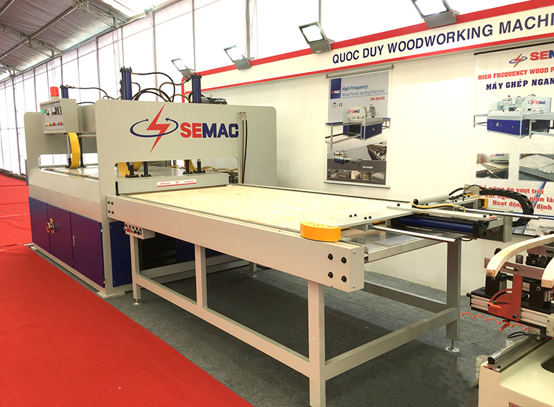 -may-ep-cao-tan-thu-cam-on-quy-khach-hang-tham-du-trien-lam-vifa-woodmac-2017